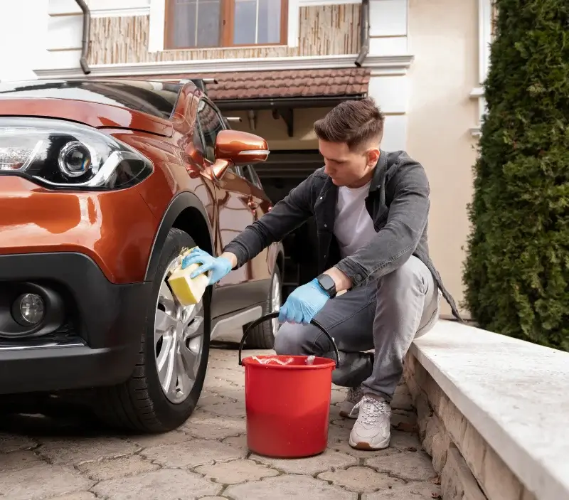Lavage auto à domicile Saint-Michel-de-Chaillol : professionnel intervenant sur un véhicule